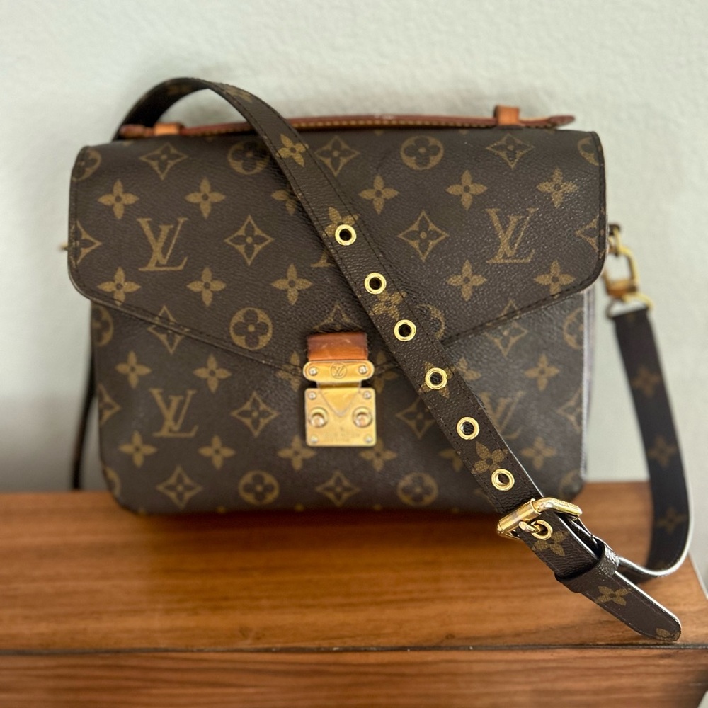 Louis Vuitton Monogram Pochette Metis Crossbody Bag - 100% Authentic